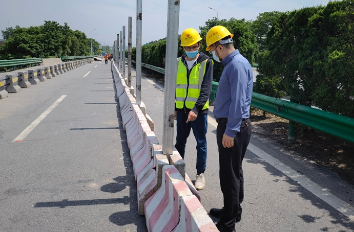王海龍深入S49項目一線督導檢查建設(shè)進度691.jpg