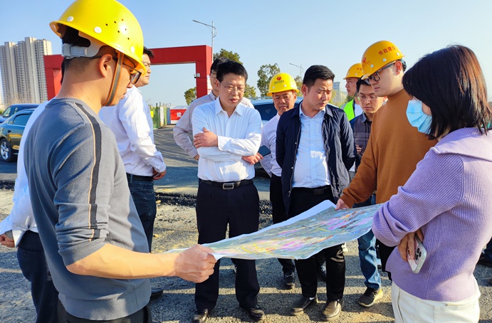 市政公用集團(tuán)劉順保到朱橋東路項(xiàng)目、昌東三路項(xiàng)目、秦坊安置房項(xiàng)目調(diào)研